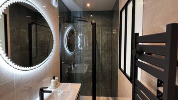 Een haardroger, handdoeken, zeep, toiletpapier