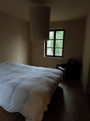 4 bedrooms, bed sheets