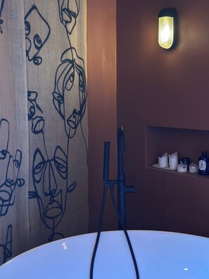 Doccia, asciugacapelli, asciugamani, carta igienica