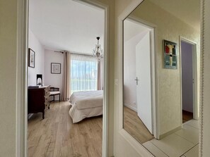 2 chambres, bureau, fer et planche à repasser, lit parapluie
