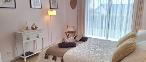 2 dormitorios, escritorio, tabla de planchar con plancha y cuna de viaje