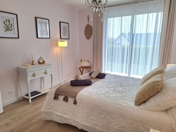 2 bedrooms, desk, iron/ironing board, travel crib