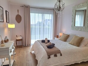 2 chambres, bureau, fer et planche à repasser, lit parapluie