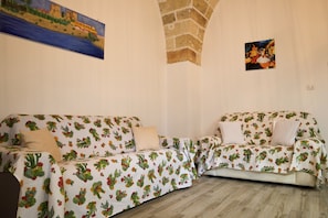 Interior - Once upon a time. Apartment with typical star vault and barrel vault. (Nardò)