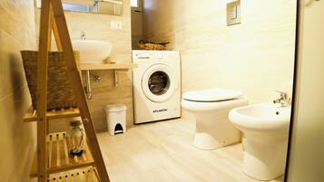 Doccia, asciugacapelli, bidet, asciugamani