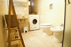 Shower, hair dryer, bidet, towels - Once upon a time. Apartment with typical star vault and barrel vault. (Nardò)