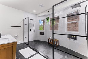 Douche, séchoir à cheveux, serviettes fournies, shampooing