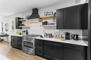 Fridge, microwave, oven, stovetop - Modern & Stylish 4BR Home - Near Detroit Downtown - Sleeps 10 - Pet-Friendly (Detroit)