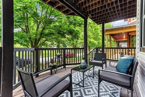 Terrace/patio - Modern & Stylish 4BR Home - Near Detroit Downtown - Sleeps 10 - Pet-Friendly (Detroit)