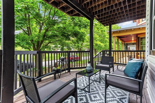 Modern & Stylish 4BR Home - Near Detroit Downtown - Sleeps 10 - Pet-Friendly