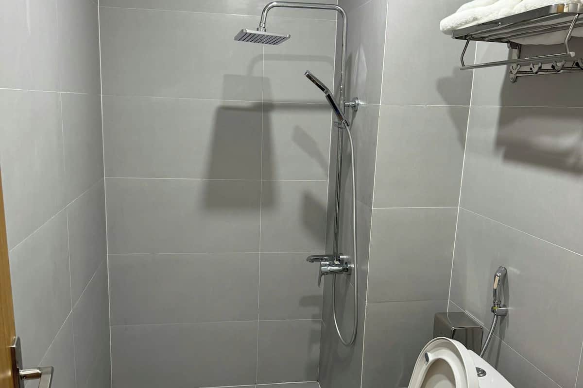 Habitación básica con 1 cama matrimonial o 2 individuales, varias camas | Baño | Regadera, secadora de cabello, toallas, jabón