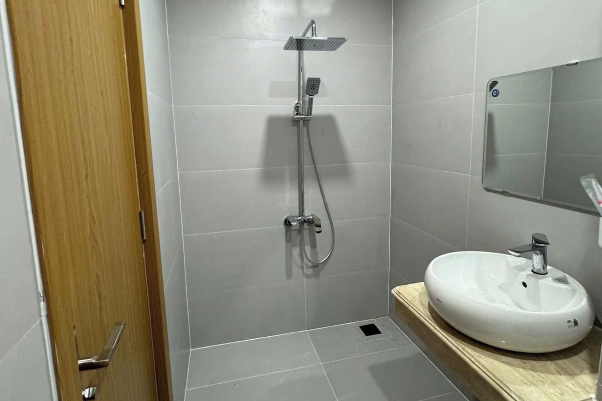 Habitación doble familiar, varias camas | Baño | Regadera, secadora de cabello, toallas, jabón