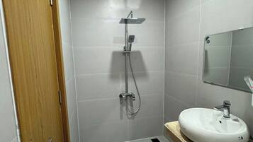 Dobbeltrom – familie, flere senger | Bad | Dusj, hårføner, håndklær og såpe