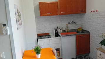 Kühlschrank, Herdplatte, Kaffeemühle, Kochgeschirr/Geschirr/Besteck