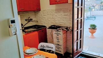 Réfrigérateur, plaque de cuisson, moulin à café