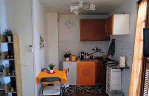 Refrigerador, parrilla de estufa y molino para café 