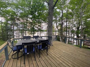 Outdoor dining - Peaceful 3-Bedroom Getaway on Loon Lake – Paddle, Hike, Unwind (Hale)