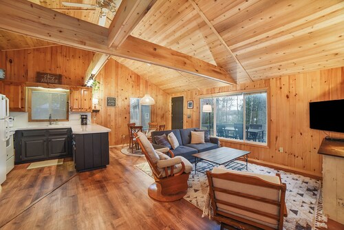 Peaceful 3-Bedroom Getaway on Loon Lake – Paddle, Hike, Unwind