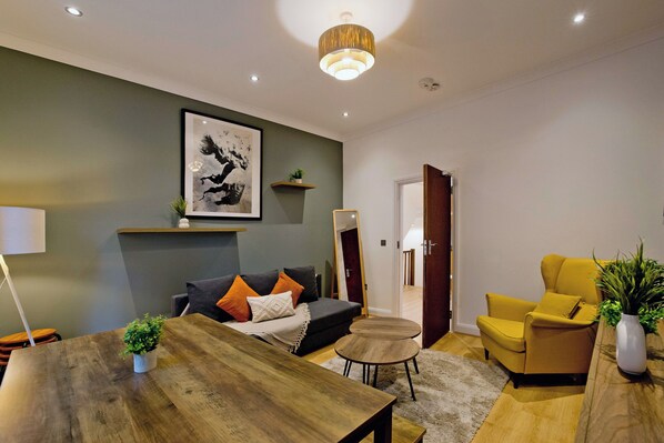 Căn hộ | Khu phòng khách | Smart TV 42-inch có truyền hình kỹ thuật số