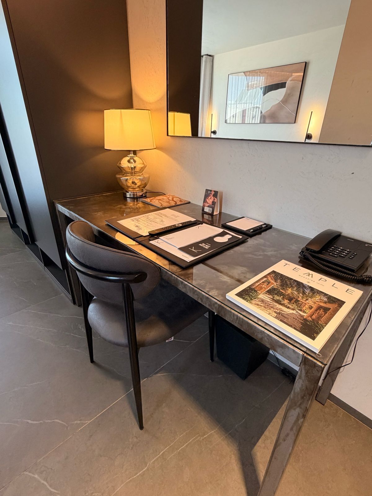 Een minibar, een kluis op de kamer, een bureau, een laptopwerkplek