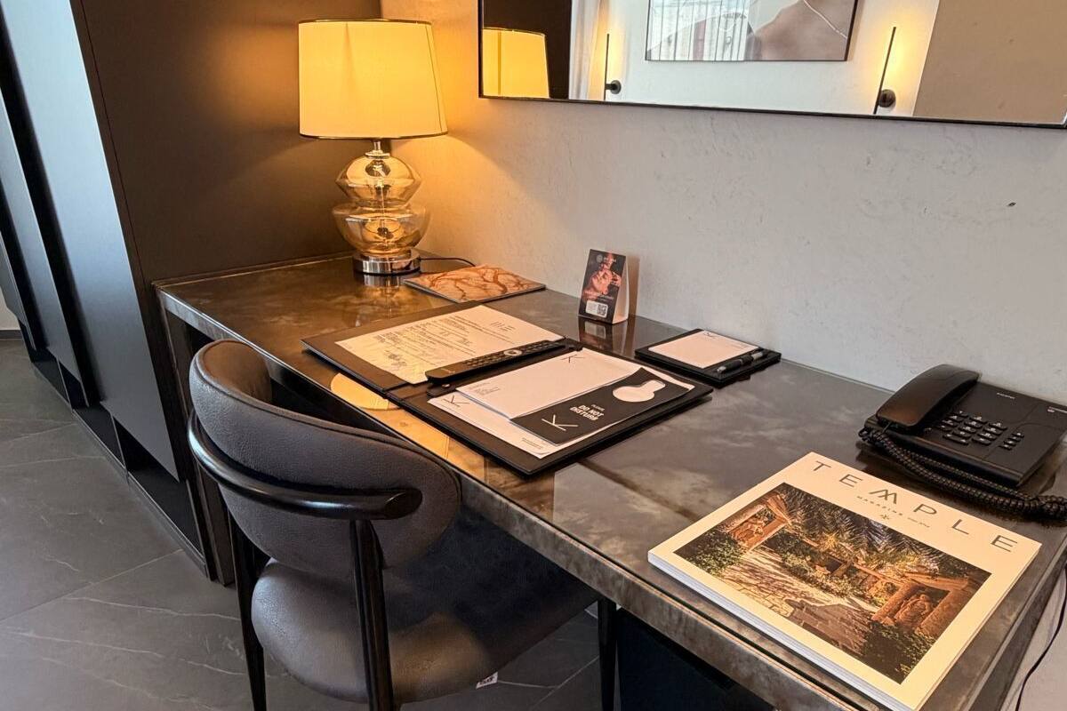 Minibar, caja fuerte, escritorio y espacio para trabajar con un portátil