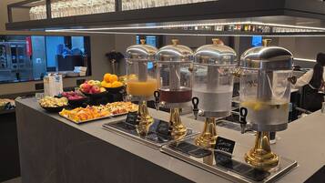 ๋งค์ผ ๋ทํ ๋ฌด๋ฃ ์์นจ ์์ฌ ํฌํจ