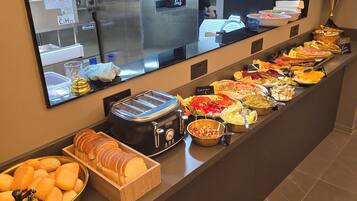 Een buffetgedeelte met diverse etenswaren en een broodrooster.