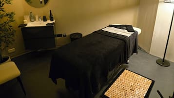 Sauna, hot tub, steam room, 2 treatment rooms