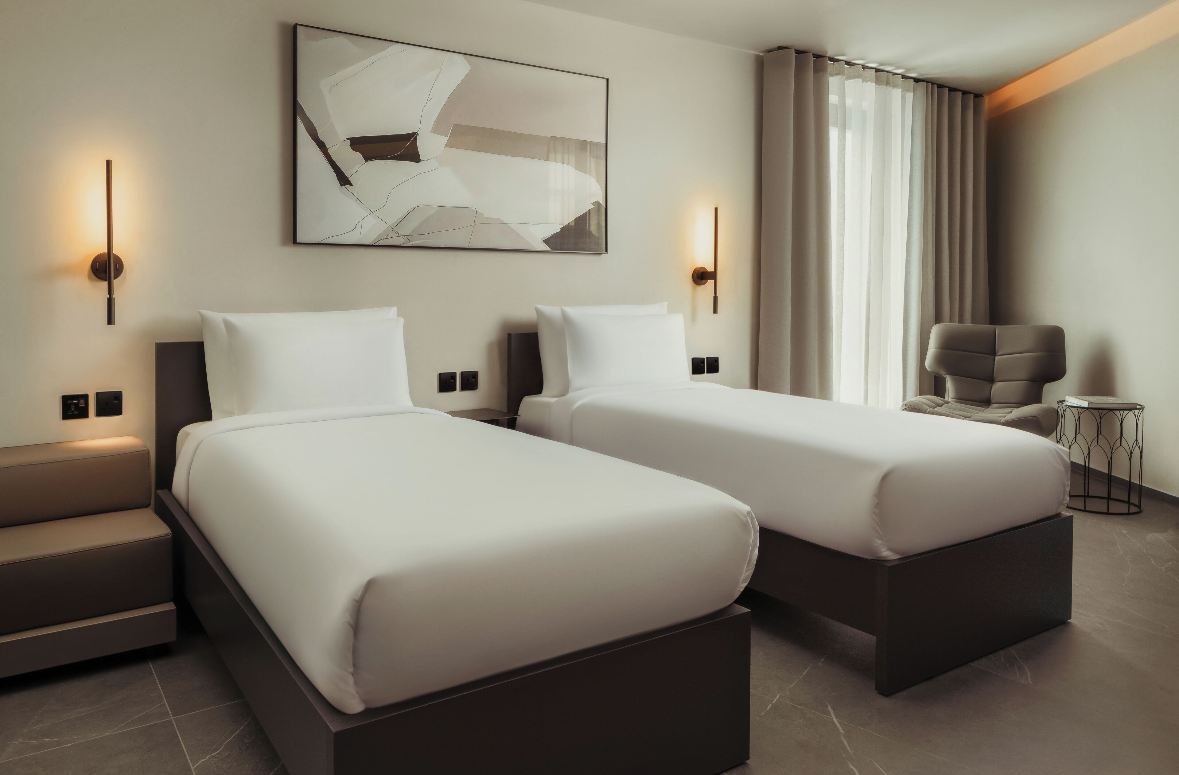 Minibar, Zimmersafe, Schreibtisch, laptopgeeigneter Arbeitsplatz