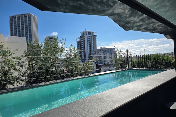 Alberca techada y alberca al aire libre