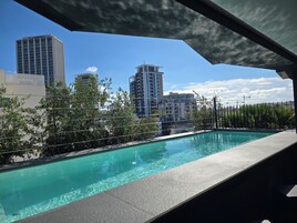 Una piscina techada, una piscina al aire libre