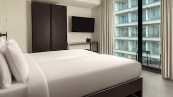 Deluxe kamer, 1 twee- of 2 eenpersoonsbedden, balkon | 2 slaapkamers, een minibar, een kluis op de kamer, een bureau