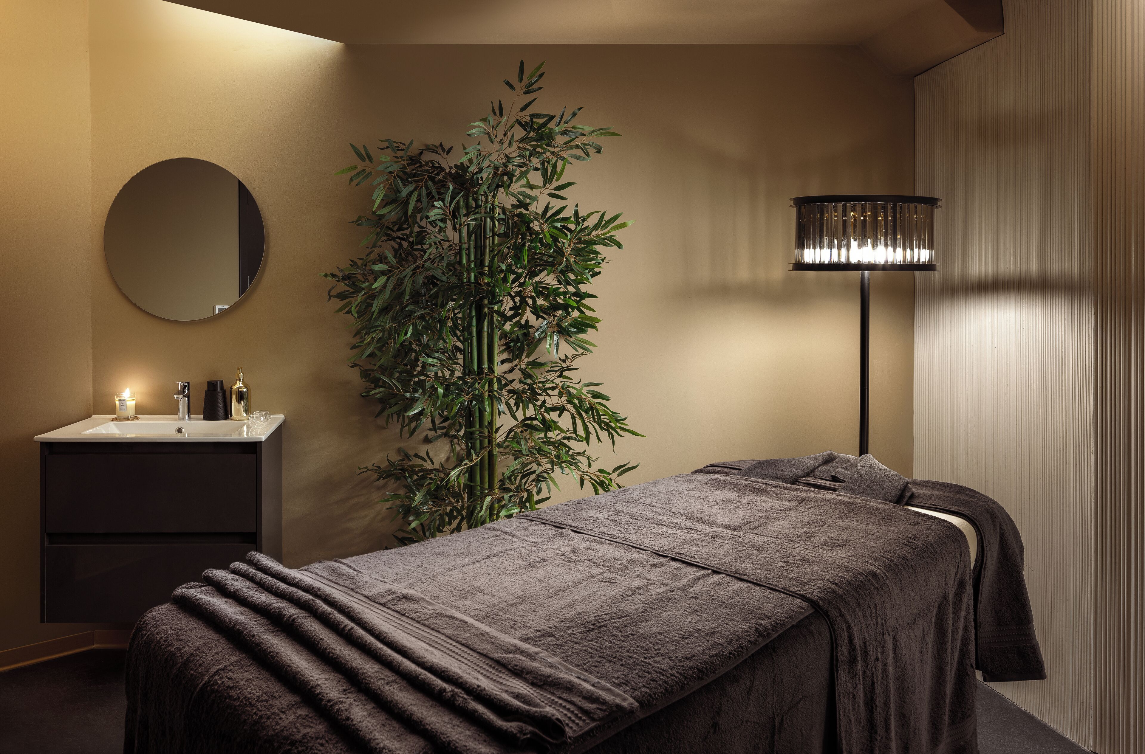 Un sauna, una bañera de hidromasaje, baño turco, 2 salas de tratamiento