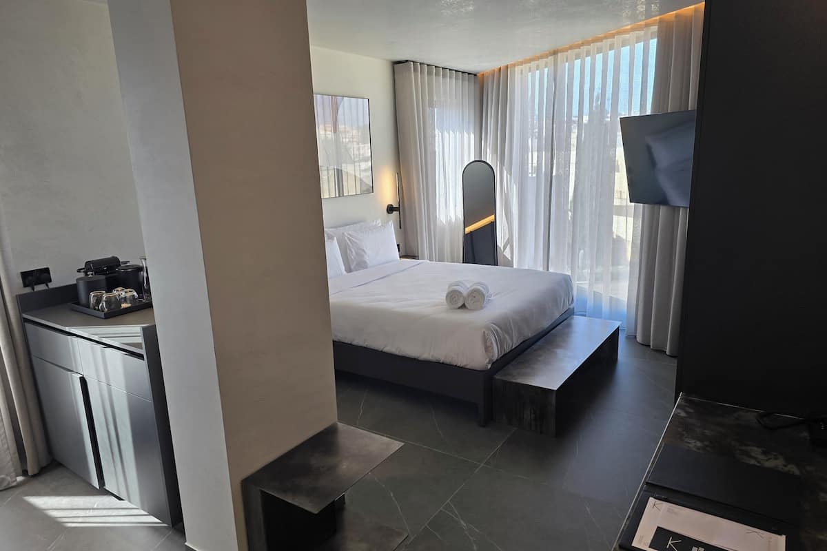 2 bedrooms, minibar, in-room safe, desk