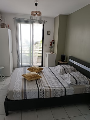 2 bedrooms, iron/ironing board, bed sheets