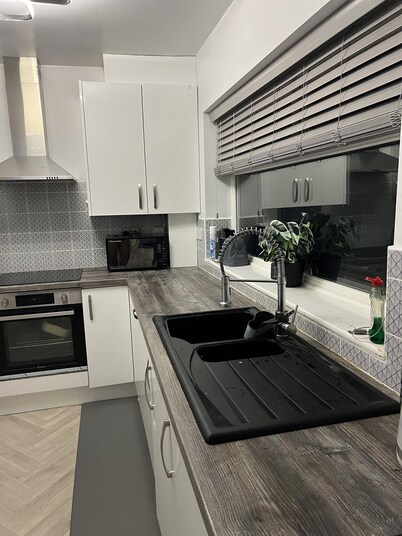 Private Double Room in Peaceful Neighbourhood close to Wigan City Centre.