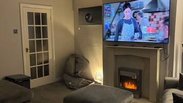 Smart TV, fireplace
