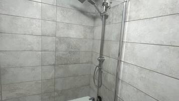 吹风机、毛巾、肥皂、卫生纸