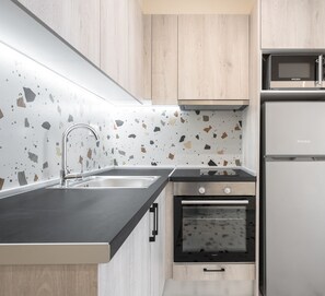 Deluxe-studiolejlighed | Privat køkken | Køleskab/fryser i fuld størrelse, mikrobølgeovn, ovn, kogeplade