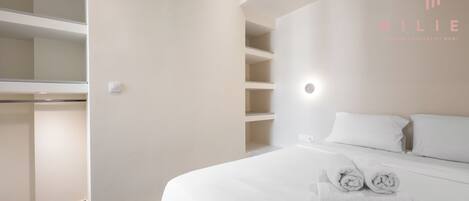 Tabla de planchar con plancha, wifi gratis y ropa de cama