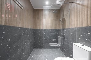 Deluxe Studio | Bathroom