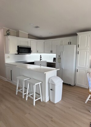 Mikrowelle, Herdplatte, Geschirrspüler