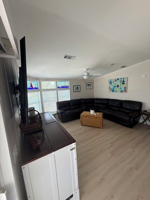 Smart TV - 35' dock completely remodeled Home (Cudjoe Key)
