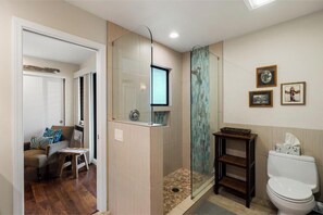 シャワー、ヘアドライヤー、タオル、石鹸