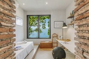 Family Villa, Multiple Bedrooms, Mountainside (Villa Skyline - Pool - Lakeview -)