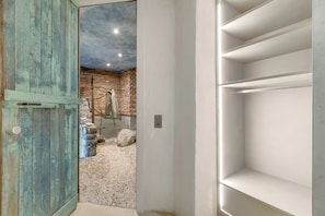 A room with a rustic wooden door, a brick wall, and a stone floor. - Villa Skyline - Pool - Lakeview - Privacy (Lugano)