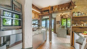 Herdplatte, GeschirrspĂŒler, Wasserkocher mit Kaffee-/Teezubehör