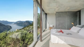 Familienvilla, Mehrere Schlafzimmer, Bergseite (Villa Skyline - Pool - Lakeview -) | 3 Schlafzimmer, laptopgeeigneter Arbeitsplatz, Bügeleisen/Bügelbrett