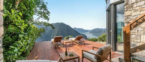 Familievilla, flere soverom, ved fjell (Villa Skyline - Pool - Lakeview -) | Terrasse/patio