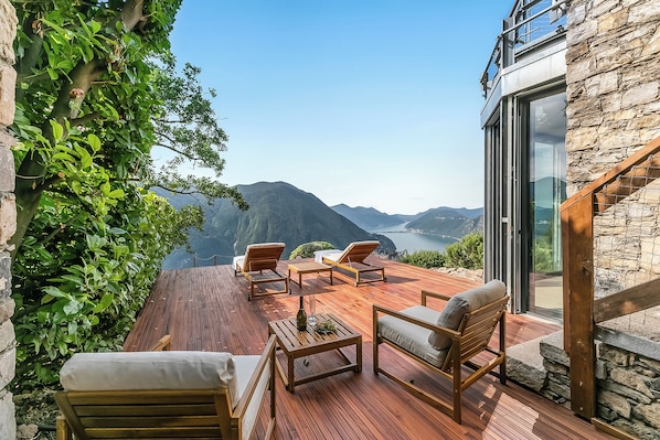 Villa familiare, 3 camere da letto, lato montagna (Villa Skyline - Pool - Lakeview -) | Terrazza/patio